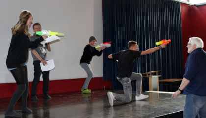 borglienzenglischesschuelertheater3g-c-rossbacher