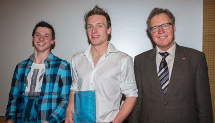 Zweifachlandessieger: Dominic Schett und Stefan Leiter (hier im Bild mit WK-Bezirksstellenobmann Michael Aichner) ergatterten sogar ein zweites Mal innerhalb ihrer Ausbildungszeit den Titel „Landessieger“.