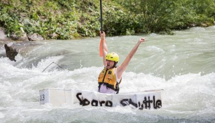 Wagemutige Kapitäne in schwimmenden Kisten. 