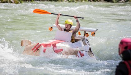 Wagemutige Kapitäne in schwimmenden Kisten. 