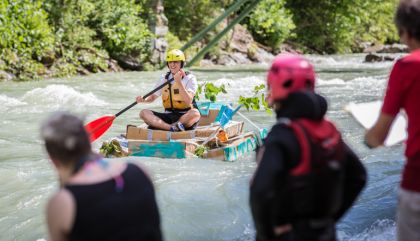 Wagemutige Kapitäne in schwimmenden Kisten. 
