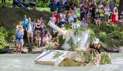Wagemutige Kapitäne in schwimmenden Kisten. 