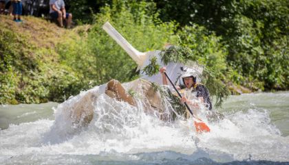 Wagemutige Kapitäne in schwimmenden Kisten. 