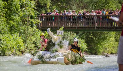 Wagemutige Kapitäne in schwimmenden Kisten. Foto Brunner Images
