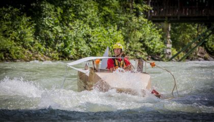 Wagemutige Kapitäne in schwimmenden Kisten. 