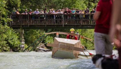 Wagemutige Kapitäne in schwimmenden Kisten. 