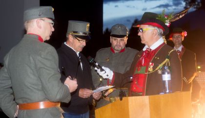 Hunderte erlebten am Samstagabend, 23.8., vor dem Atriumhaus von Aguntum die bewegend inszenierte Eröffnung von „Dölsach zwischen Revolution und Katastrophe“ mit.