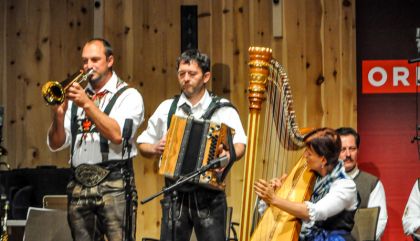 „Für Jung und Alt“ lautete das Motto der Glocknerklänge 2014 am Sonntag, 10.8., in Kals. Es gab eine Live-Übertragung des ORF-Tirol mit Peter Kostner aus den Johann Stüdl-Saal.