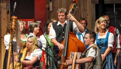 „Für Jung und Alt“ lautete das Motto der Glocknerklänge 2014 am Sonntag, 10.8., in Kals. Es gab eine Live-Übertragung des ORF-Tirol mit Peter Kostner aus den Johann Stüdl-Saal.