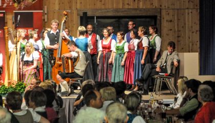 „Für Jung und Alt“ lautete das Motto der Glocknerklänge 2014 am Sonntag, 10.8., in Kals. Es gab eine Live-Übertragung des ORF-Tirol mit Peter Kostner aus den Johann Stüdl-Saal.