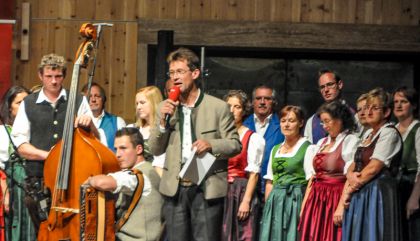 „Für Jung und Alt“ lautete das Motto der Glocknerklänge 2014 am Sonntag, 10.8., in Kals. Es gab eine Live-Übertragung des ORF-Tirol mit Peter Kostner aus den Johann Stüdl-Saal.