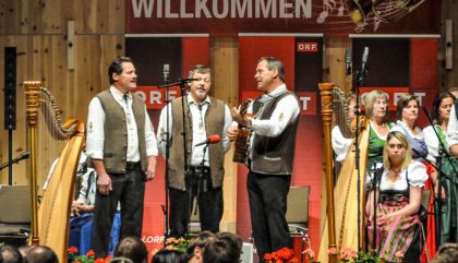 „Für Jung und Alt“ lautete das Motto der Glocknerklänge 2014 am Sonntag, 10.8., in Kals. Es gab eine Live-Übertragung des ORF-Tirol mit Peter Kostner aus den Johann Stüdl-Saal.