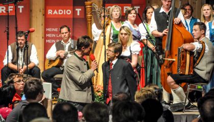 „Für Jung und Alt“ lautete das Motto der Glocknerklänge 2014 am Sonntag, 10.8., in Kals. Es gab eine Live-Übertragung des ORF-Tirol mit Peter Kostner aus den Johann Stüdl-Saal.