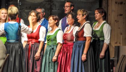 „Für Jung und Alt“ lautete das Motto der Glocknerklänge 2014 am Sonntag, 10.8., in Kals. Es gab eine Live-Übertragung des ORF-Tirol mit Peter Kostner aus den Johann Stüdl-Saal.
