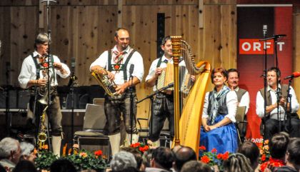 „Für Jung und Alt“ lautete das Motto der Glocknerklänge 2014 am Sonntag, 10.8., in Kals. Es gab eine Live-Übertragung des ORF-Tirol mit Peter Kostner aus den Johann Stüdl-Saal.