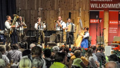 „Für Jung und Alt“ lautete das Motto der Glocknerklänge 2014 am Sonntag, 10.8., in Kals. Es gab eine Live-Übertragung des ORF-Tirol mit Peter Kostner aus den Johann Stüdl-Saal.