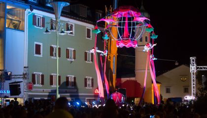ür einen glanzvollen Abschluss des diesjährigen Straßentheaterfestivals in Lienz sorgte am Samstagabend die international erfolgreiche Luftakrobatikgruppe Sonics aus Italien.