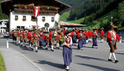 Mit einem Festgottesdienst in der Pfarrkirche St. Gertraud und anschließender Agape wurde Dekan „Gustl“ Ortner am Sonntag, 3.8., in seiner Heimatgemeinde gefeiert.