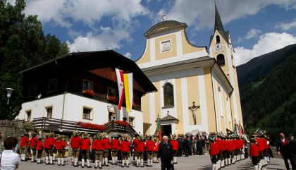 Mit einem Festgottesdienst in der Pfarrkirche St. Gertraud und anschließender Agape wurde Dekan „Gustl“ Ortner am Sonntag, 3.8., in seiner Heimatgemeinde gefeiert.