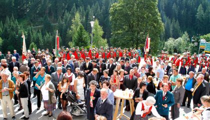 Mit einem Festgottesdienst in der Pfarrkirche St. Gertraud und anschließender Agape wurde Dekan „Gustl“ Ortner am Sonntag, 3.8., in seiner Heimatgemeinde gefeiert.