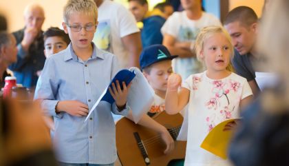 Im Flüchtlingsheim in der Angerburg feierte man am 12.9. unter dem Motto „18 Nationen – ein Zuhause” ein würdiges Jubiläumsfest aus Anlass des 10-jährigen Bestehens.