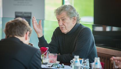 Fulminante Plastiken sind das Markenzeichen von Jos Pirkner. In jahrelanger Arbeit hat er die Red Bull-Zentrale mit Europas größter Bronzeskulptur geplant und geschaffen.