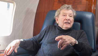 Fulminante Plastiken sind das Markenzeichen von Jos Pirkner. In jahrelanger Arbeit hat er die Red Bull-Zentrale mit Europas größter Bronzeskulptur geplant und geschaffen.