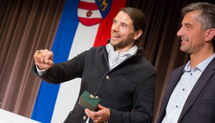 Große Ehre für Snowboarder Sigi Grabner