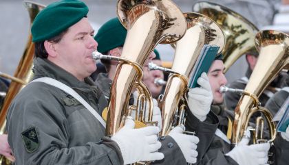 Die Militärmusik Tirol bei der Angelobung von 300 Rekruten in der Garnisonsstadt Lienz im Februar 2015.