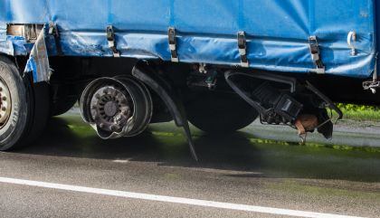 Kollision mit Lkw: Frau schwerstverletzt