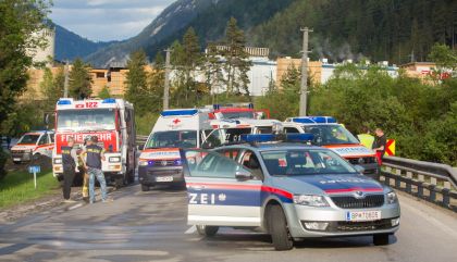 Kollision mit Lkw: Frau schwerstverletzt