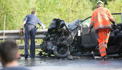 Kollision mit Lkw: Frau schwerstverletzt