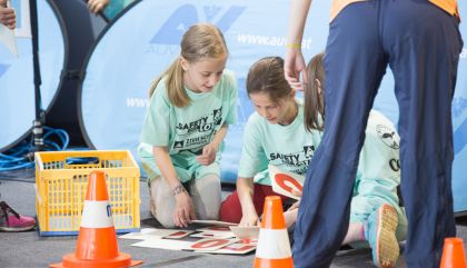 In der Dolomitenhalle wurde heute gemeinsam gekämpft, gerätselt und gelacht: Mit viel Action und Spaß ging das Tiroler Landesfinale der Kindersicherheitsolympiade über die Bühne.