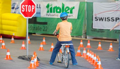 In der Dolomitenhalle wurde heute gemeinsam gekämpft, gerätselt und gelacht: Mit viel Action und Spaß ging das Tiroler Landesfinale der Kindersicherheitsolympiade über die Bühne.