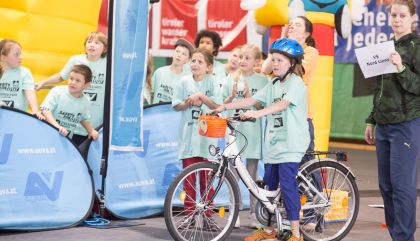 In der Dolomitenhalle wurde heute gemeinsam gekämpft, gerätselt und gelacht: Mit viel Action und Spaß ging das Tiroler Landesfinale der Kindersicherheitsolympiade über die Bühne.