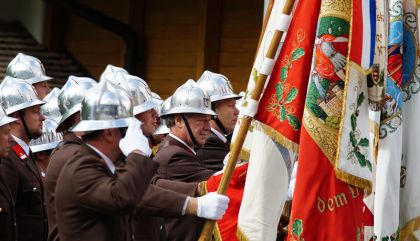 Großer Aufmarsch der Florianijünger beim 123. Bezirksfeuerwehrtag in Prägraten a.G.: Die Feuerwehren Osttirols demonstrierten Stärke und Einsatzbereitschaft.