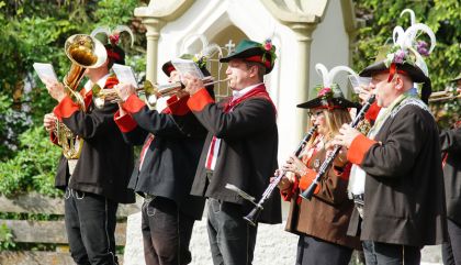 Großer Aufmarsch der Florianijünger beim 123. Bezirksfeuerwehrtag in Prägraten a.G.: Die Feuerwehren Osttirols demonstrierten Stärke und Einsatzbereitschaft.