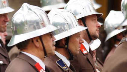 Großer Aufmarsch der Florianijünger beim 123. Bezirksfeuerwehrtag in Prägraten a.G.: Die Feuerwehren Osttirols demonstrierten Stärke und Einsatzbereitschaft.