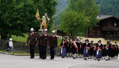 Großer Aufmarsch der Florianijünger beim 123. Bezirksfeuerwehrtag in Prägraten a.G.: Die Feuerwehren Osttirols demonstrierten Stärke und Einsatzbereitschaft.