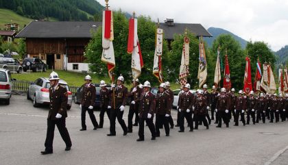 Großer Aufmarsch der Florianijünger beim 123. Bezirksfeuerwehrtag in Prägraten a.G.: Die Feuerwehren Osttirols demonstrierten Stärke und Einsatzbereitschaft.