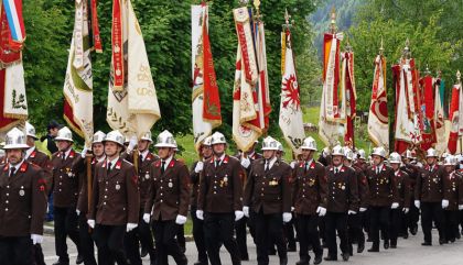 Großer Aufmarsch der Florianijünger beim 123. Bezirksfeuerwehrtag in Prägraten a.G.: Die Feuerwehren Osttirols demonstrierten Stärke und Einsatzbereitschaft.