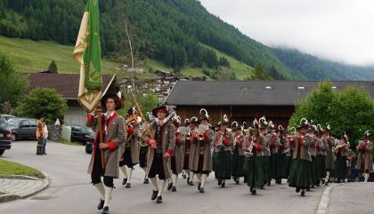 Großer Aufmarsch der Florianijünger beim 123. Bezirksfeuerwehrtag in Prägraten a.G.: Die Feuerwehren Osttirols demonstrierten Stärke und Einsatzbereitschaft.