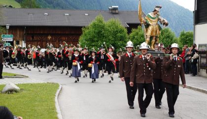 Großer Aufmarsch der Florianijünger beim 123. Bezirksfeuerwehrtag in Prägraten a.G.: Die Feuerwehren Osttirols demonstrierten Stärke und Einsatzbereitschaft.