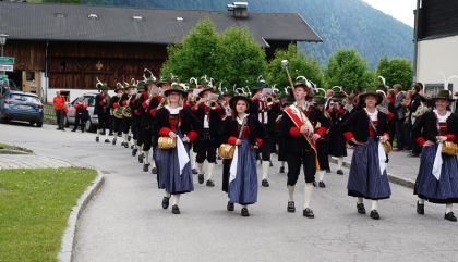Großer Aufmarsch der Florianijünger beim 123. Bezirksfeuerwehrtag in Prägraten a.G.: Die Feuerwehren Osttirols demonstrierten Stärke und Einsatzbereitschaft.