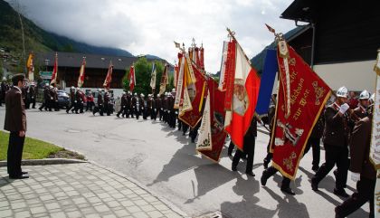 Großer Aufmarsch der Florianijünger beim 123. Bezirksfeuerwehrtag in Prägraten a.G.: Die Feuerwehren Osttirols demonstrierten Stärke und Einsatzbereitschaft.