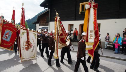 Großer Aufmarsch der Florianijünger beim 123. Bezirksfeuerwehrtag in Prägraten a.G.: Die Feuerwehren Osttirols demonstrierten Stärke und Einsatzbereitschaft.