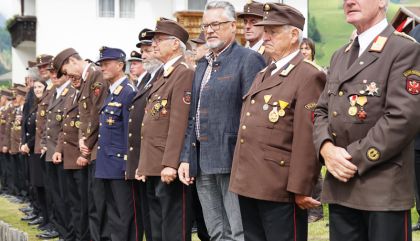 Großer Aufmarsch der Florianijünger beim 123. Bezirksfeuerwehrtag in Prägraten a.G.: Die Feuerwehren Osttirols demonstrierten Stärke und Einsatzbereitschaft.