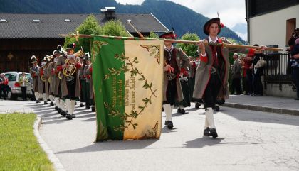 Großer Aufmarsch der Florianijünger beim 123. Bezirksfeuerwehrtag in Prägraten a.G.: Die Feuerwehren Osttirols demonstrierten Stärke und Einsatzbereitschaft.
