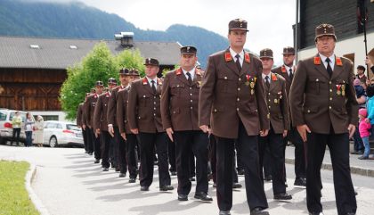 Großer Aufmarsch der Florianijünger beim 123. Bezirksfeuerwehrtag in Prägraten a.G.: Die Feuerwehren Osttirols demonstrierten Stärke und Einsatzbereitschaft.