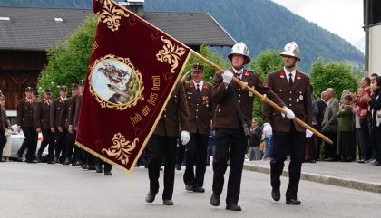 Großer Aufmarsch der Florianijünger beim 123. Bezirksfeuerwehrtag in Prägraten a.G.: Die Feuerwehren Osttirols demonstrierten Stärke und Einsatzbereitschaft.